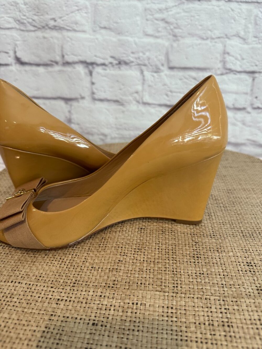 Tory Burch TRUDY gold yellow Patent Leather Wedge Pumps Bow size 9 - Picture 6 of 10